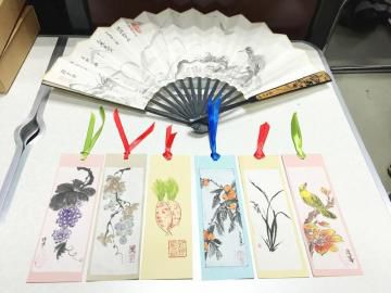 自制文藝山水畫書簽 送給居民傳遞傳統文化(圖)_網易新聞中心