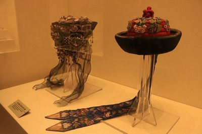 在宮廷遺址上建立的沈陽故宮博物院是著名的古代宮廷藝術博物館,藏品中包含十分豐富的宮廷藝術品